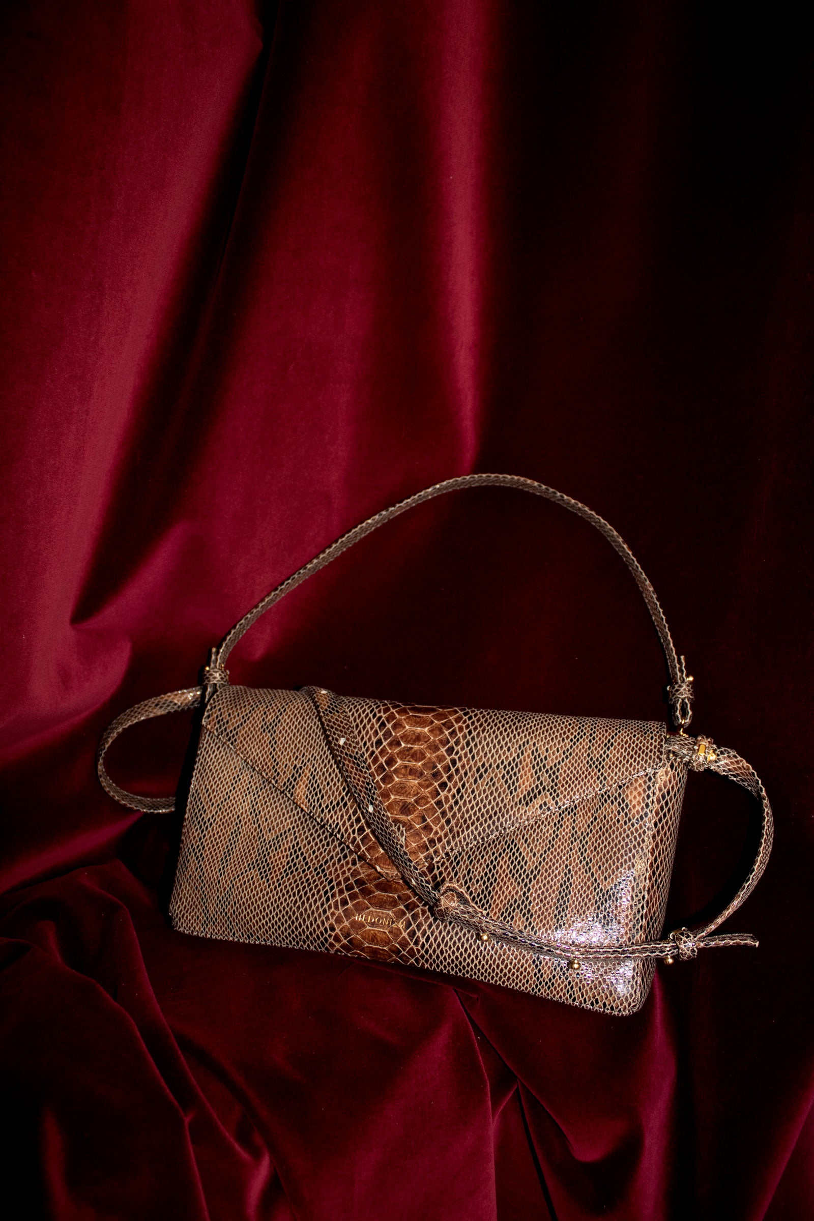 "Love Letters M" lakierowana skóra bydlęca tłoczona na wzór węża. Dostępna w dwóch kolorach