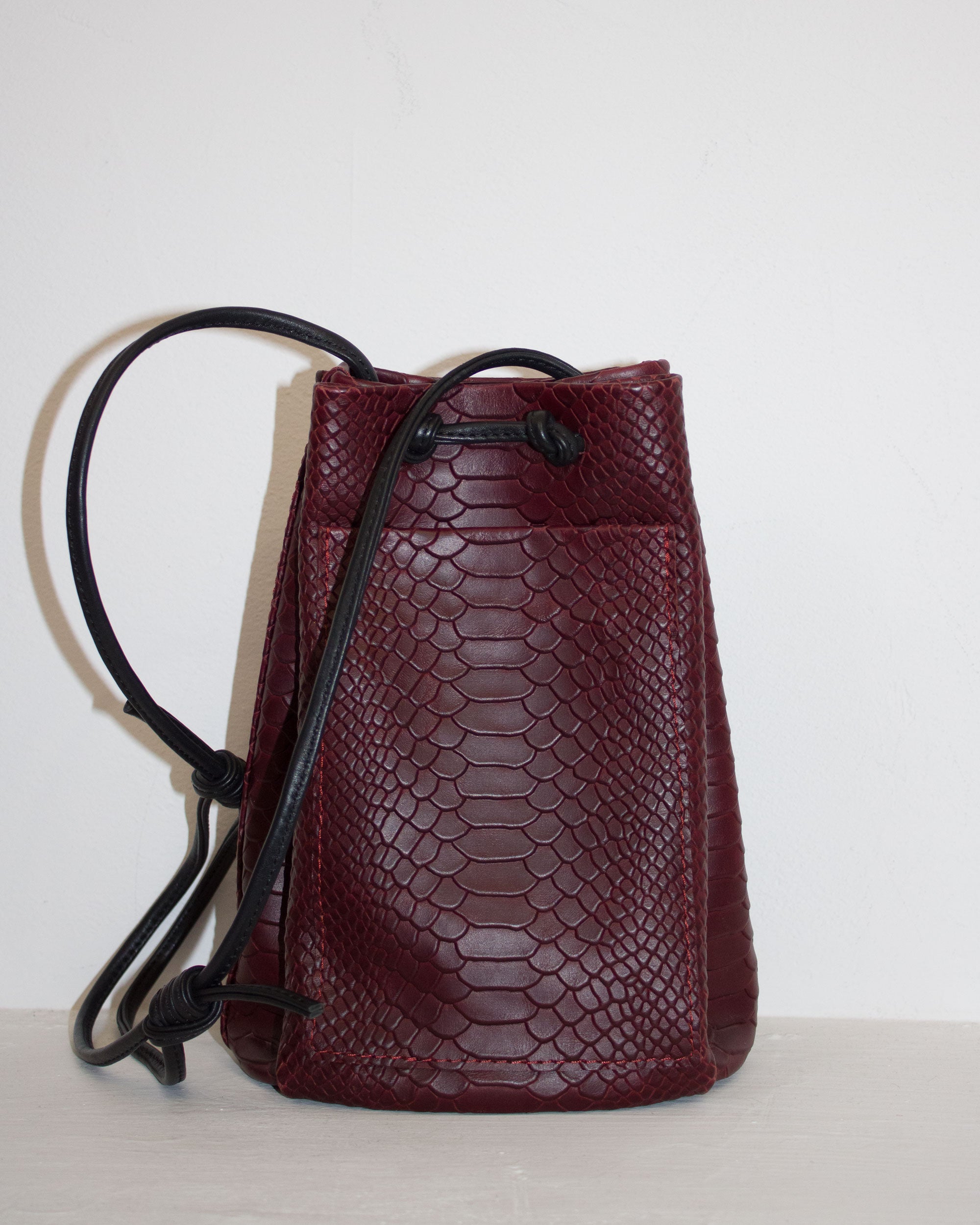 Mini worek "Retro no. 1" bordowa skóra tłoczona na wzór węża. Sample Sale