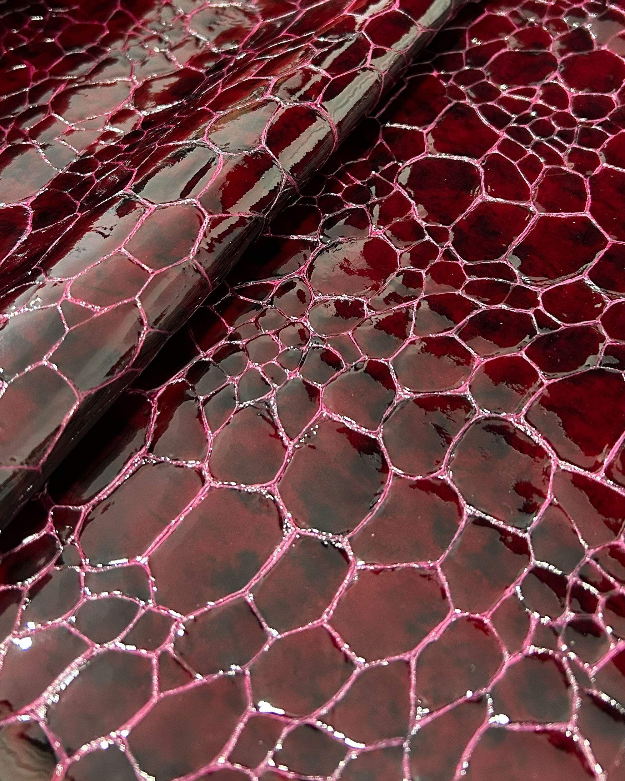 "Love Letters Night" lakierowana tłoczona skóra. Dostępna w kilku kolorach