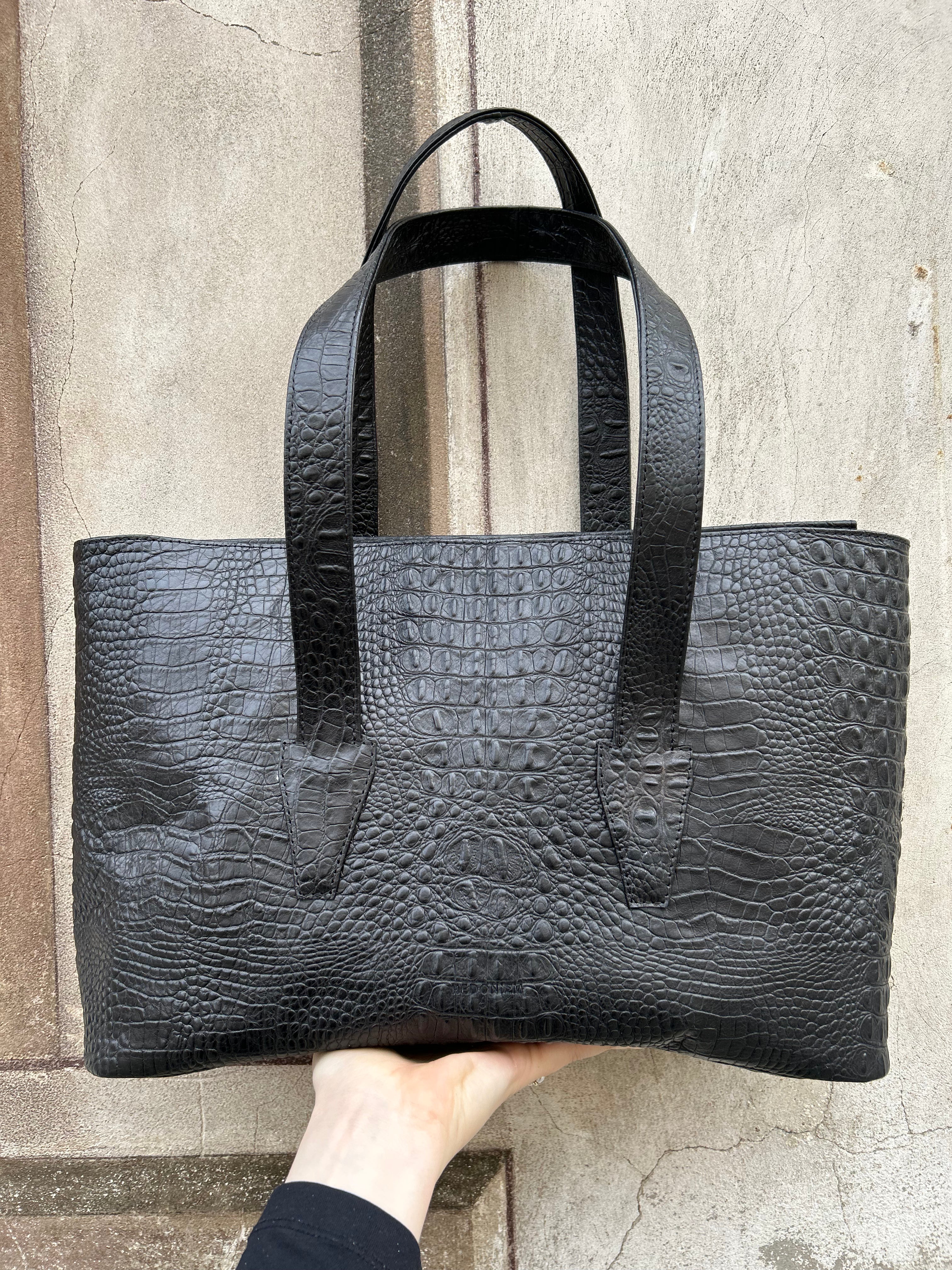"Mimi" shopper with laptop pocket, 39 cm wide. Crocodile embossed cowhide leather
