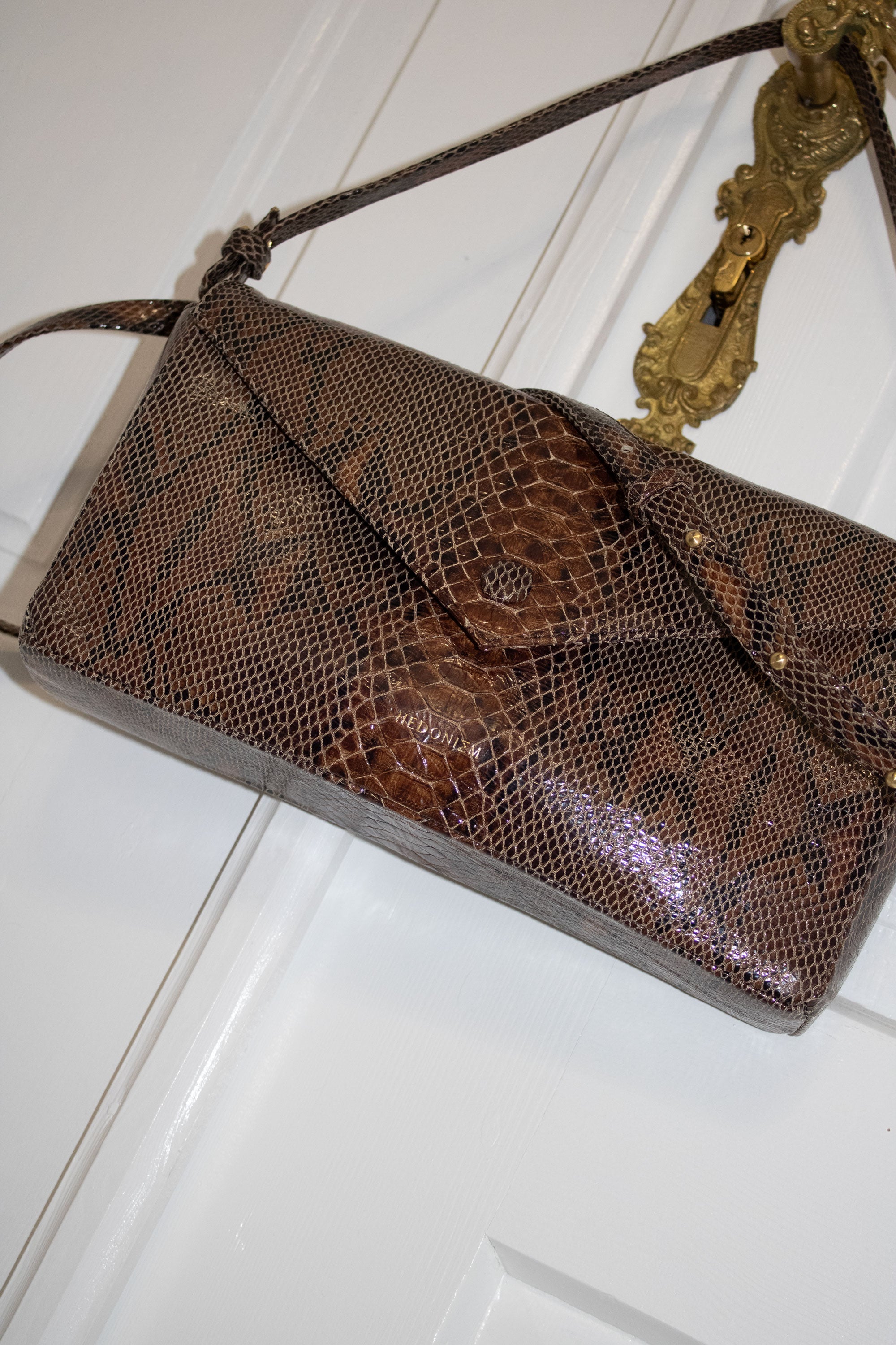 "Love Letters M" lakierowana skóra bydlęca tłoczona na wzór węża. Dostępna w dwóch kolorach