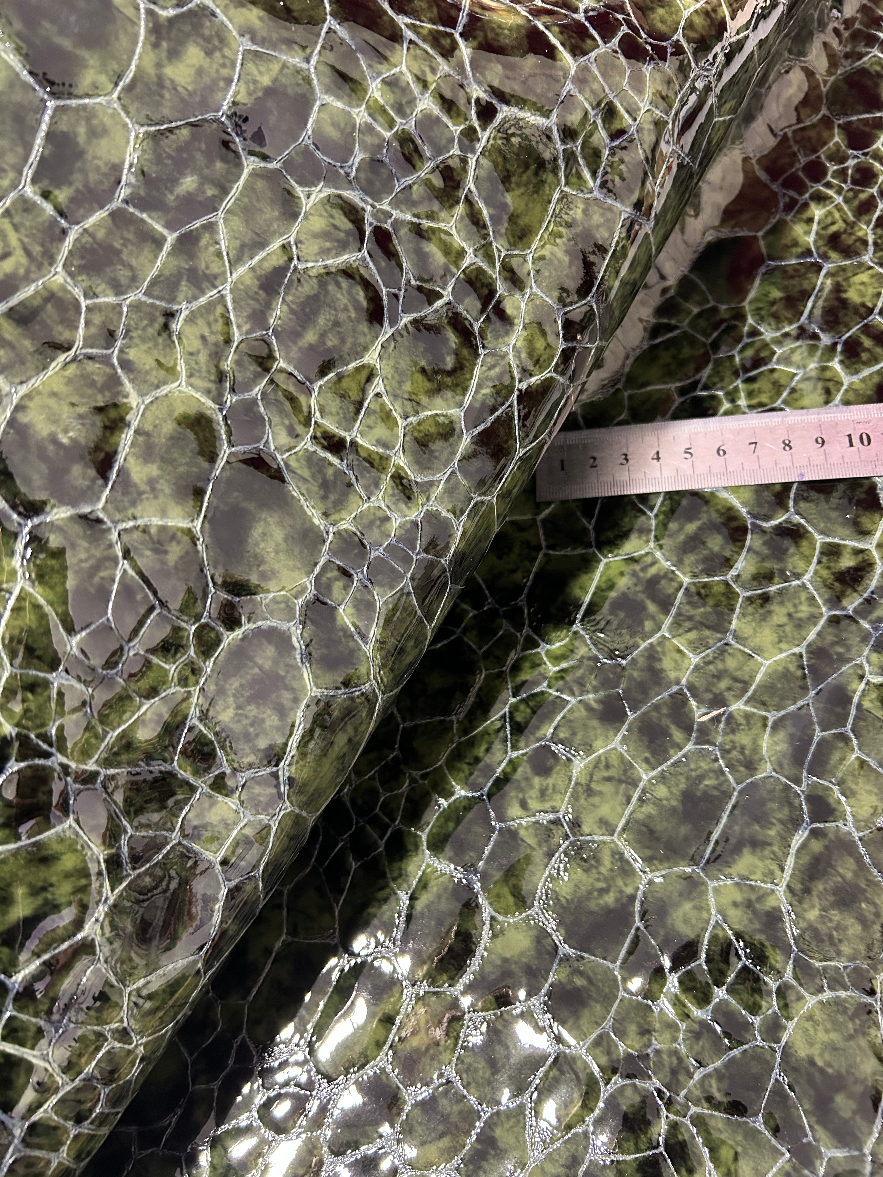 "Love Letters Night" lakierowana tłoczona skóra. Dostępna w kilku kolorach