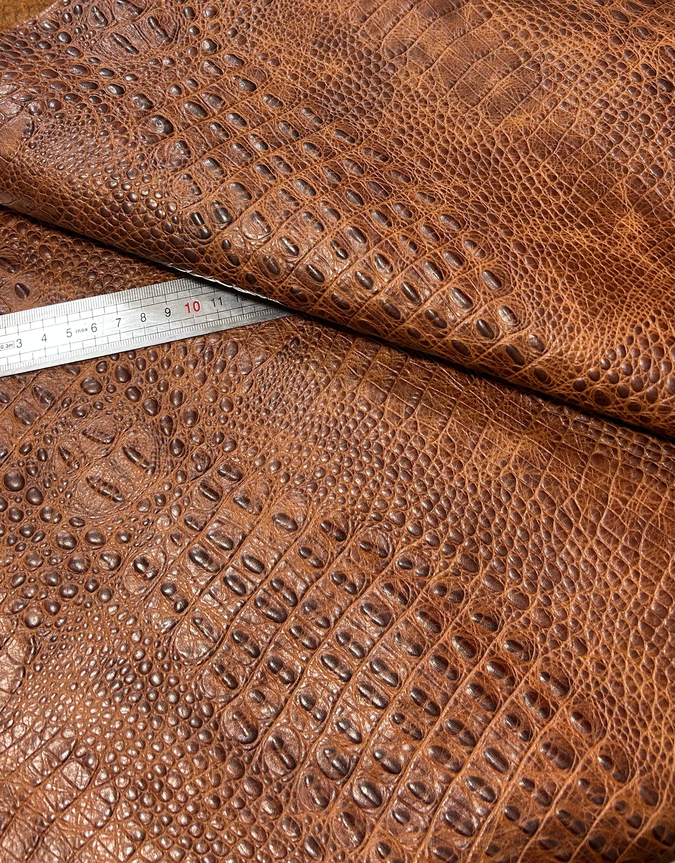 Cardholder "V" chocolate crocodile-embossed leather, five colors