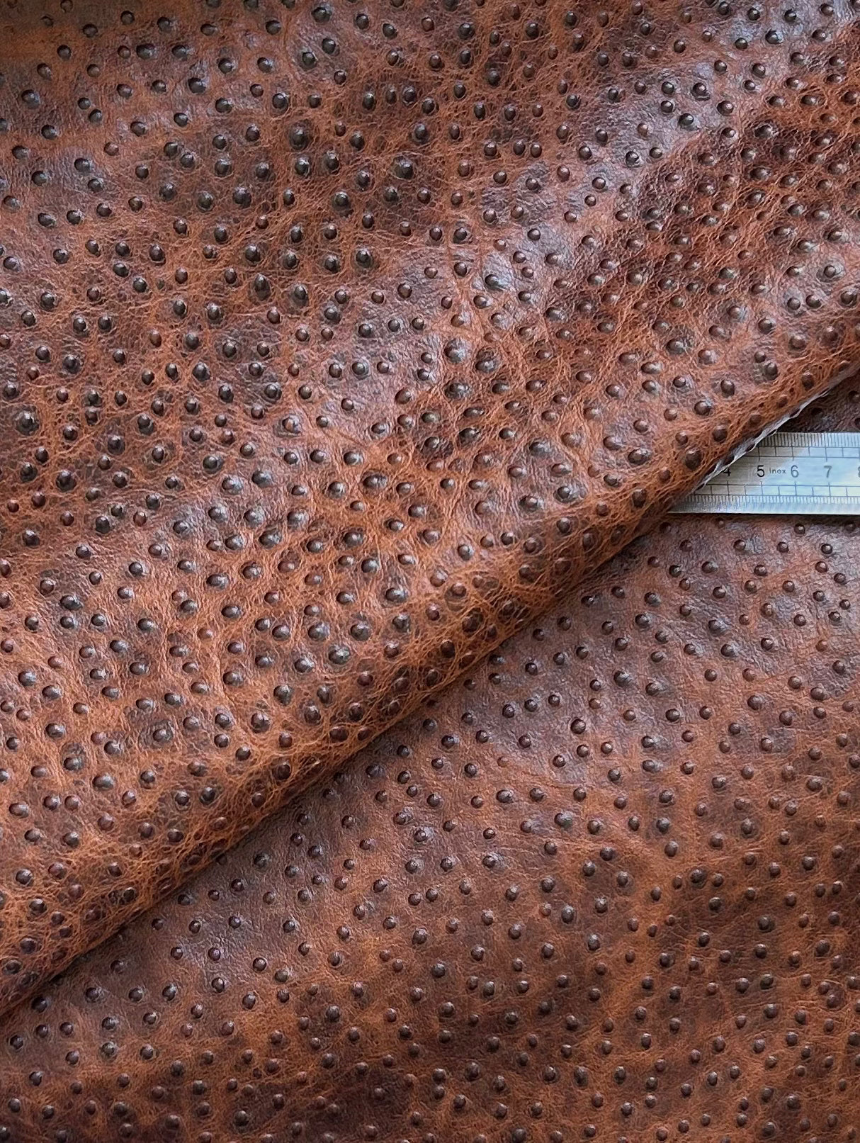 "Love Letters Night" tłoczona skóra na wzór strusia. Dostępna w dwóch kolorach