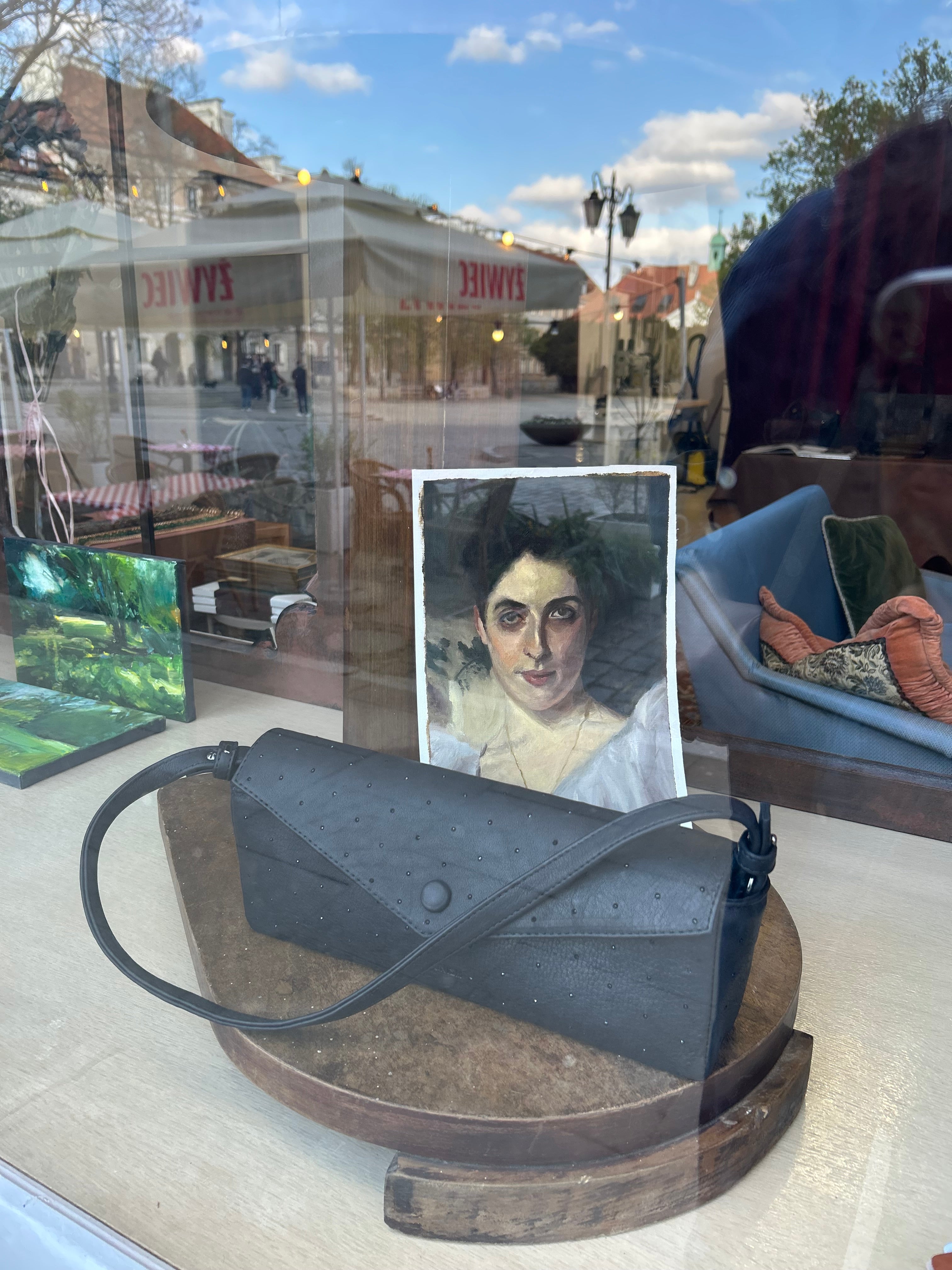 "Love Letters Night" czarna matowa olejowana skóra bydlęca, wyszywana ręcznie spinelem. Edycja Limitowana