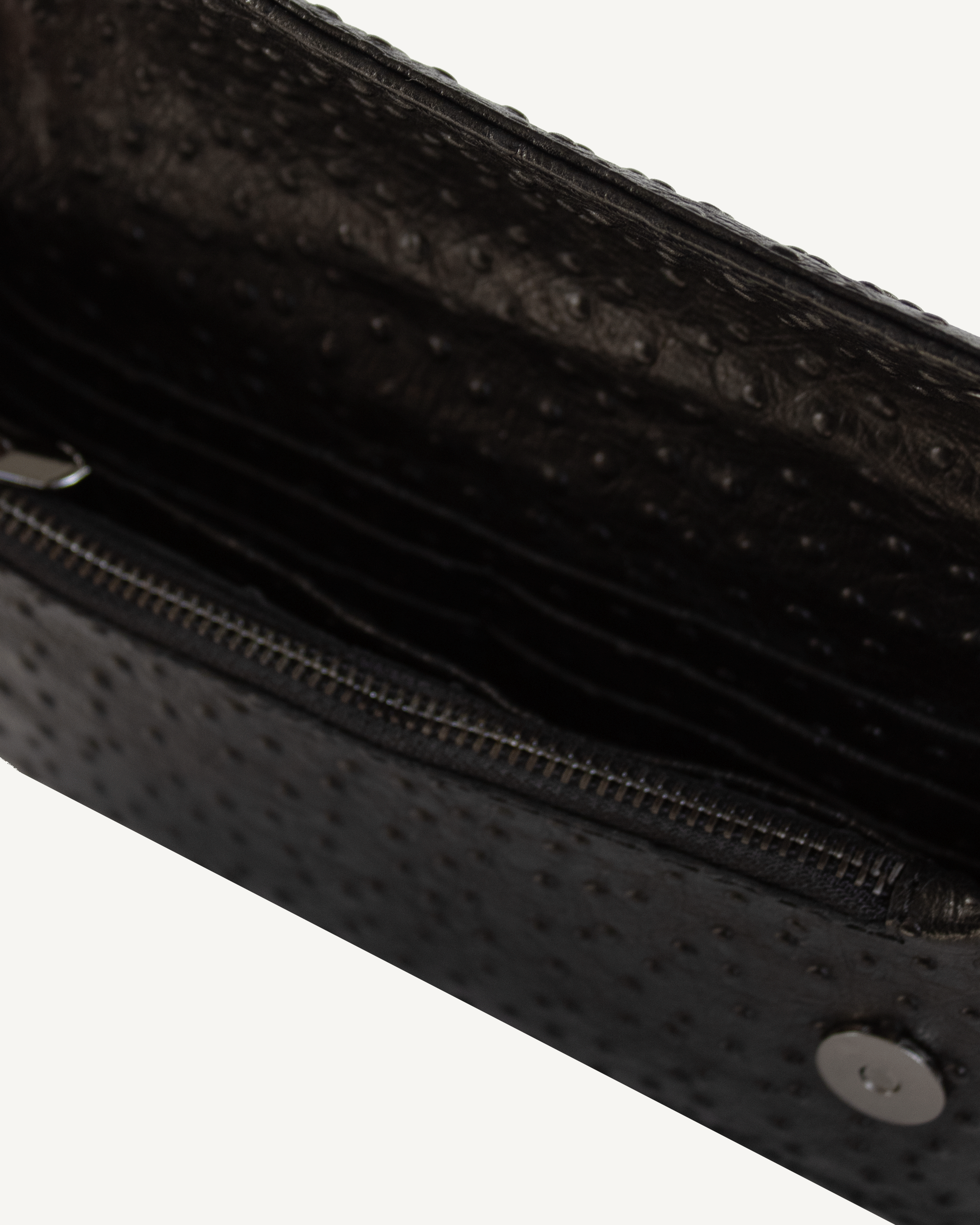 "All in one" 4-in-1 bag, embossed with an ostrich pattern. Available in two colors.