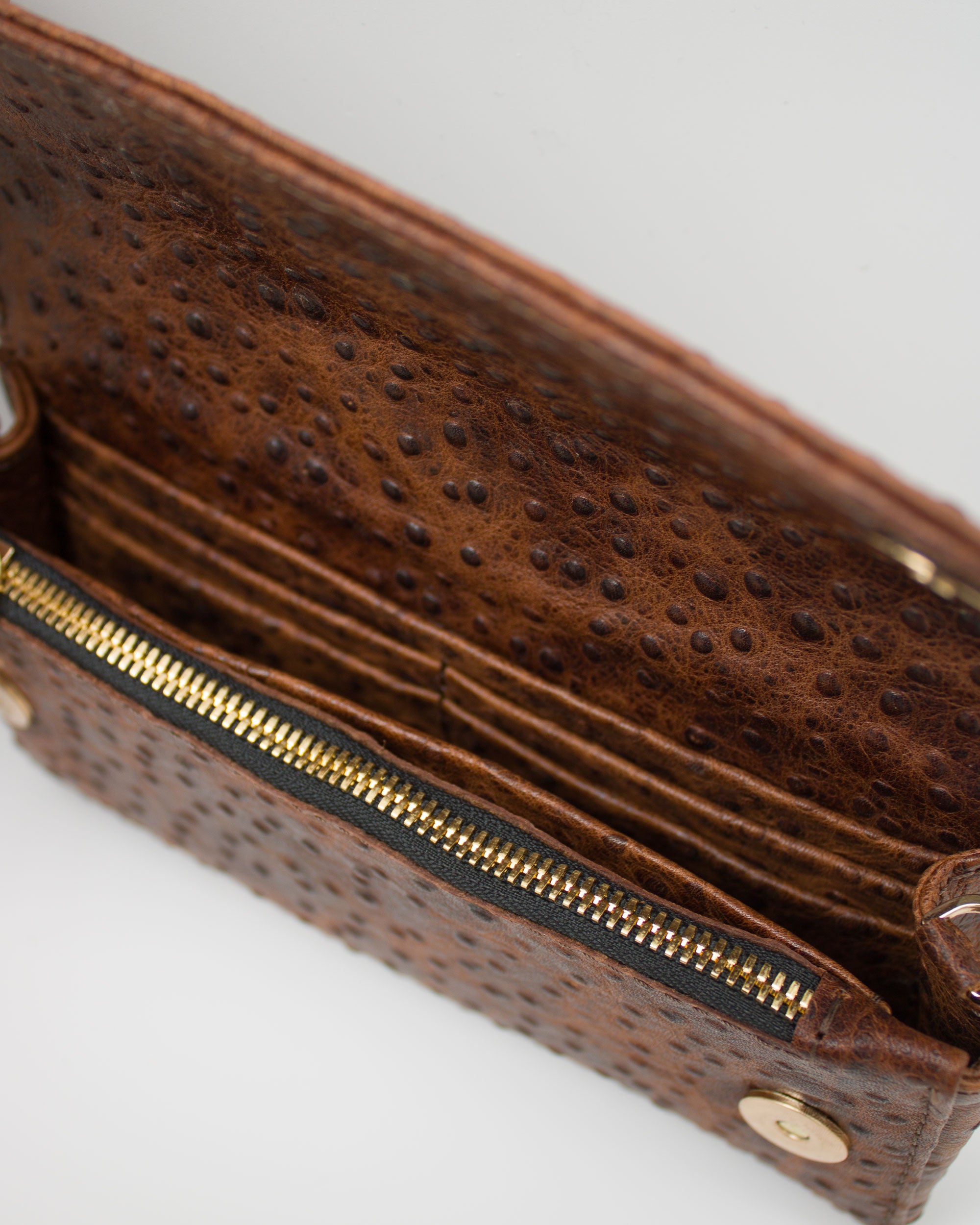"All in one" 4-in-1 bag, embossed with an ostrich pattern. Available in two colors.