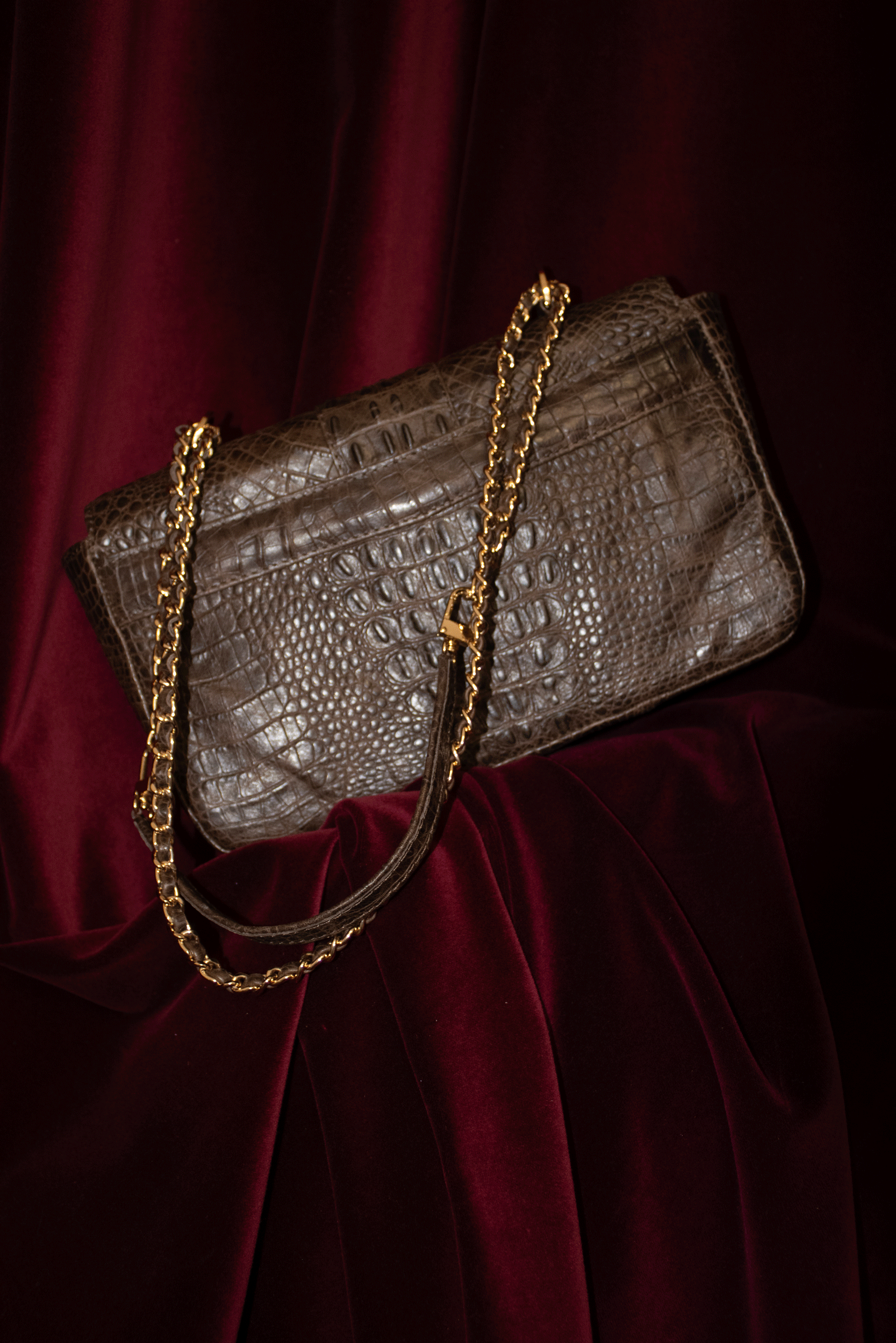 "Mia" crocodile-embossed leather, several colors. Non-intertwined chain