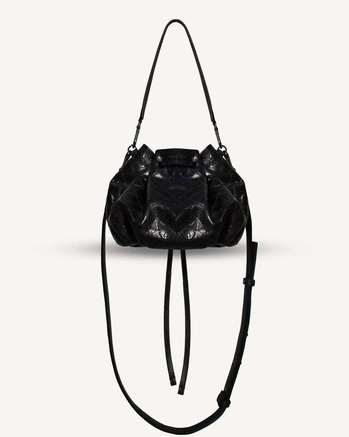 Mini worek "Retro" z rączką i paskiem na ramię. Błyszcząca skóra tłoczona na wzór łuski, dostępna w dwóch kolorach