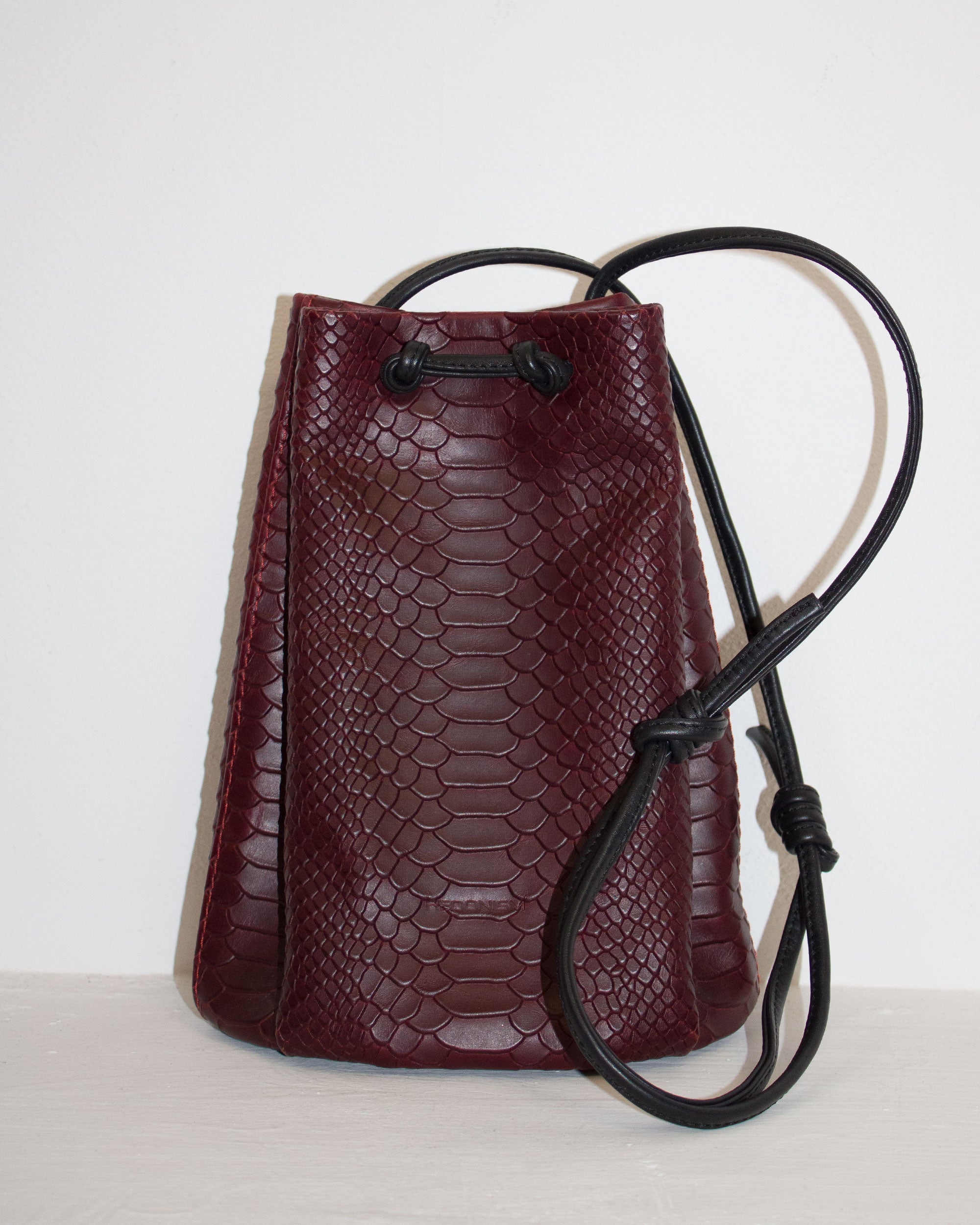 Mini worek "Retro no. 1" bordowa skóra tłoczona na wzór węża. Sample Sale