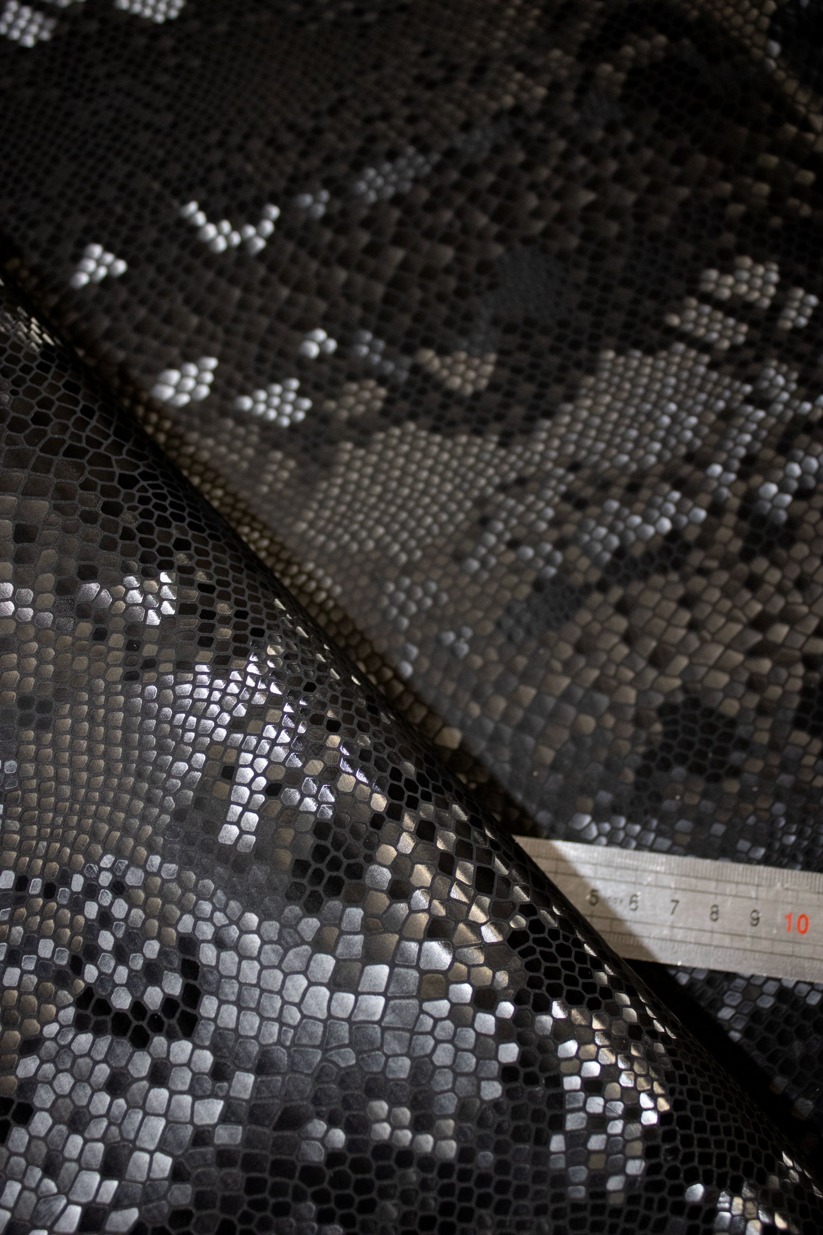 "Love Letters Night" mieniąca się skóra tłoczona na wzór węża. Dostępna w kilku kolorach