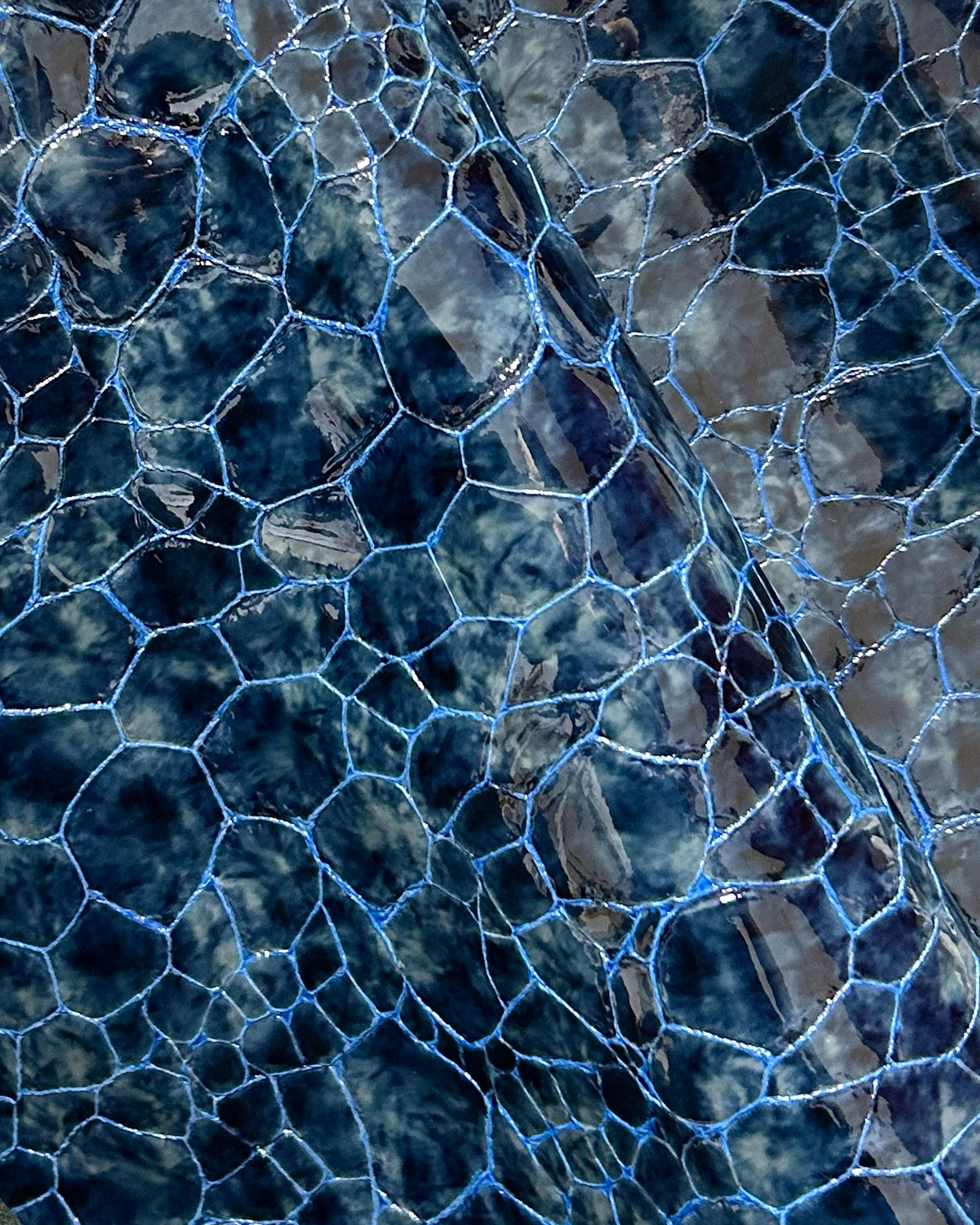 "Love Letters Night" lakierowana tłoczona skóra. Dostępna w kilku kolorach