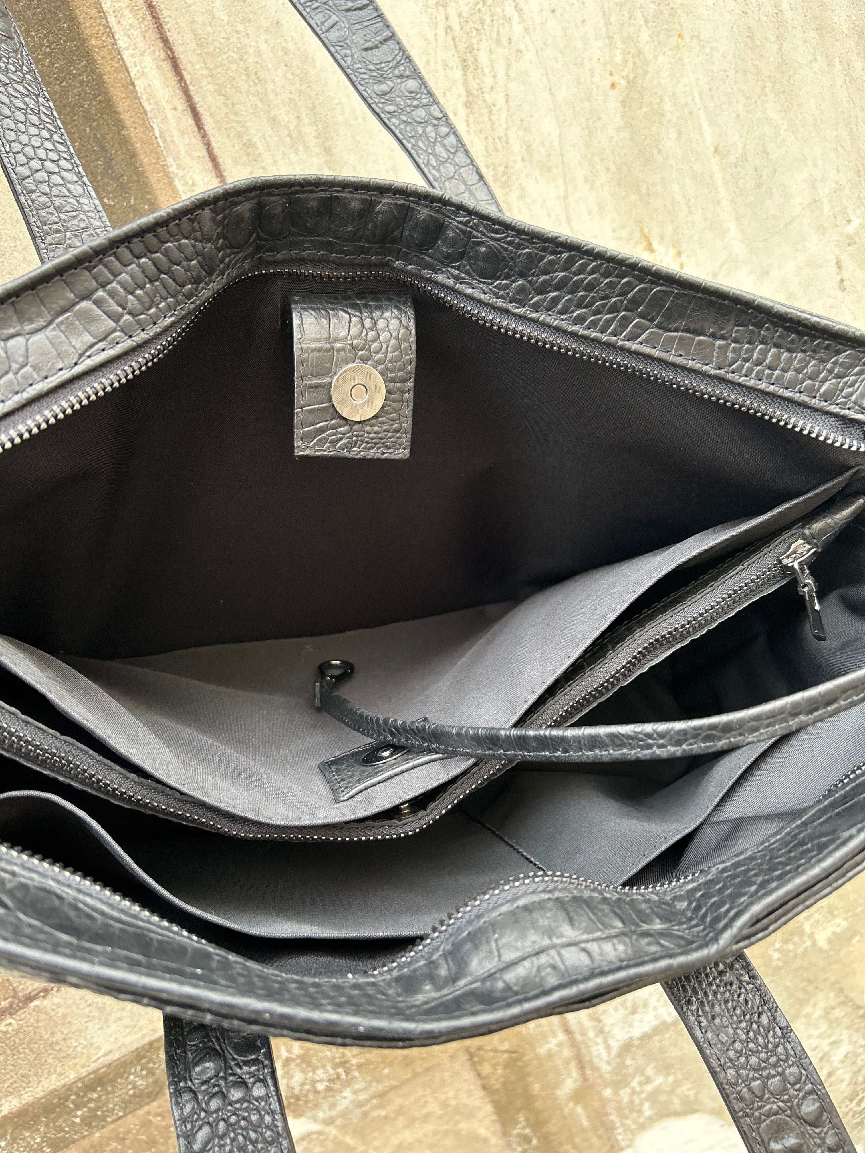 "Mimi" shopper with laptop pocket, 39 cm wide. Crocodile embossed cowhide leather