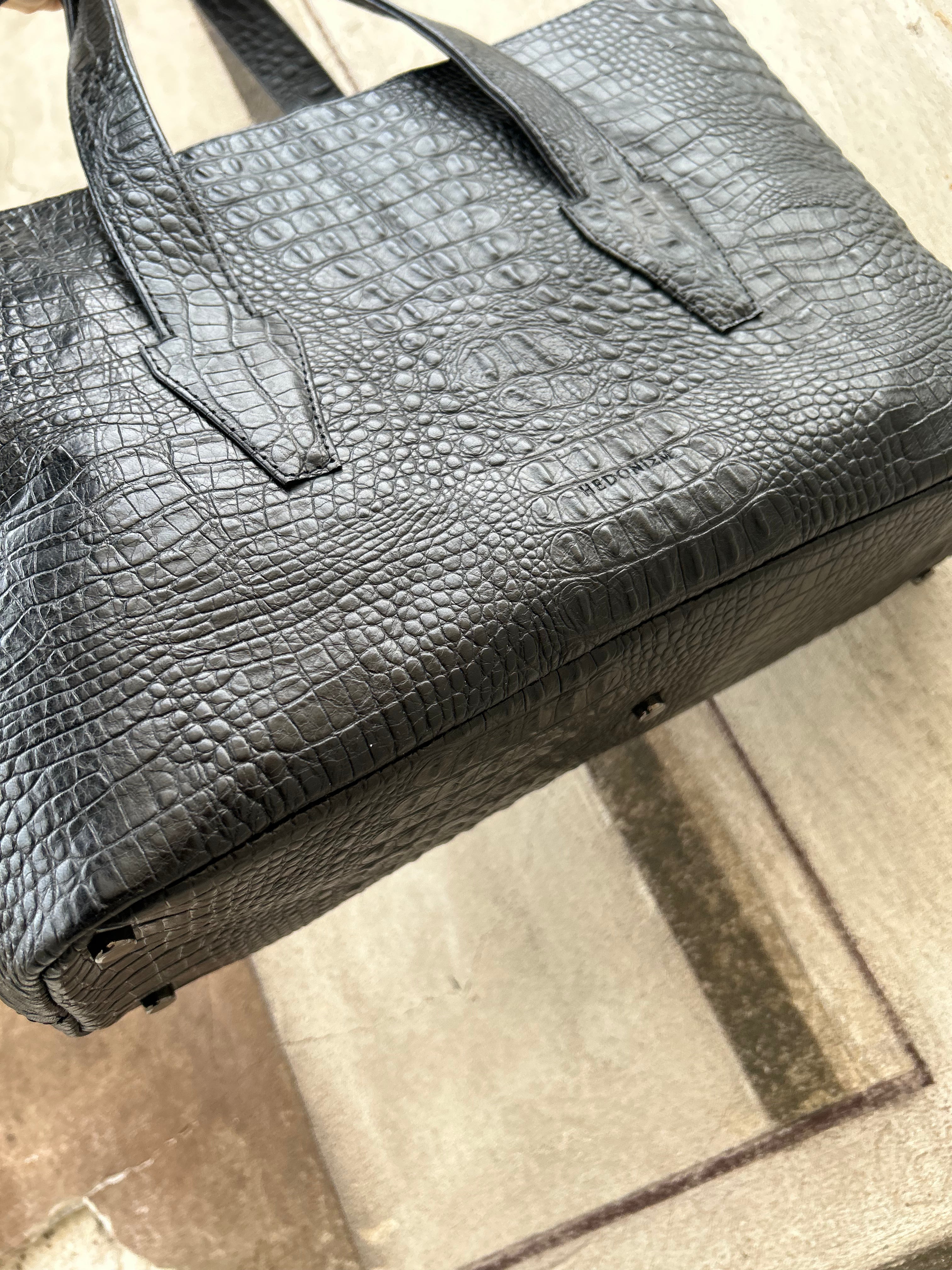 "Mimi" shopper with laptop pocket, 39 cm wide. Crocodile embossed cowhide leather