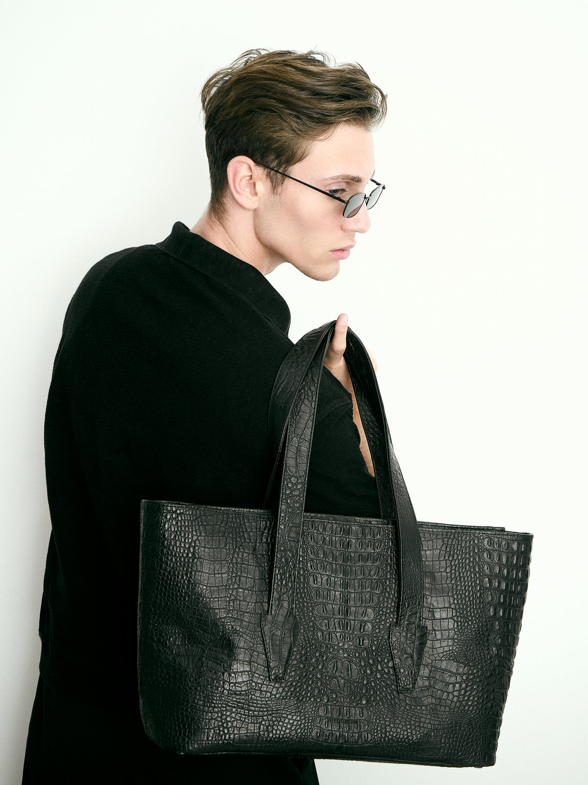 "Mimi" shopper with laptop pocket, 35 cm width. Crocodile-embossed cowhide